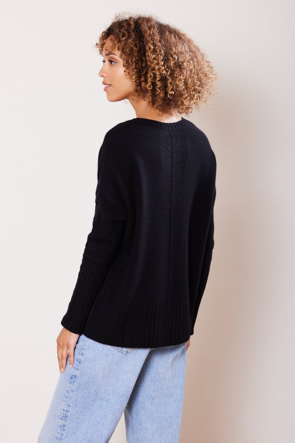 【DEARMINE】Ella V-neck Color Matching Knit Ella V Neck Knit Jumper With Scarf - Ivory Marle | MESHKI US