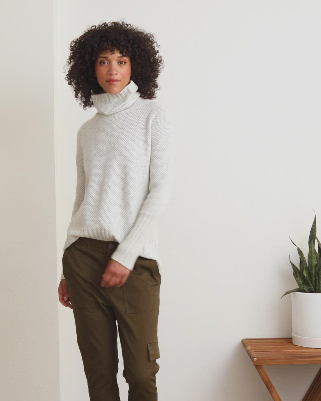 
                  
                    Load and play video in Gallery viewer, Sophie Pure Cashmere Turtleneck
                  
                
