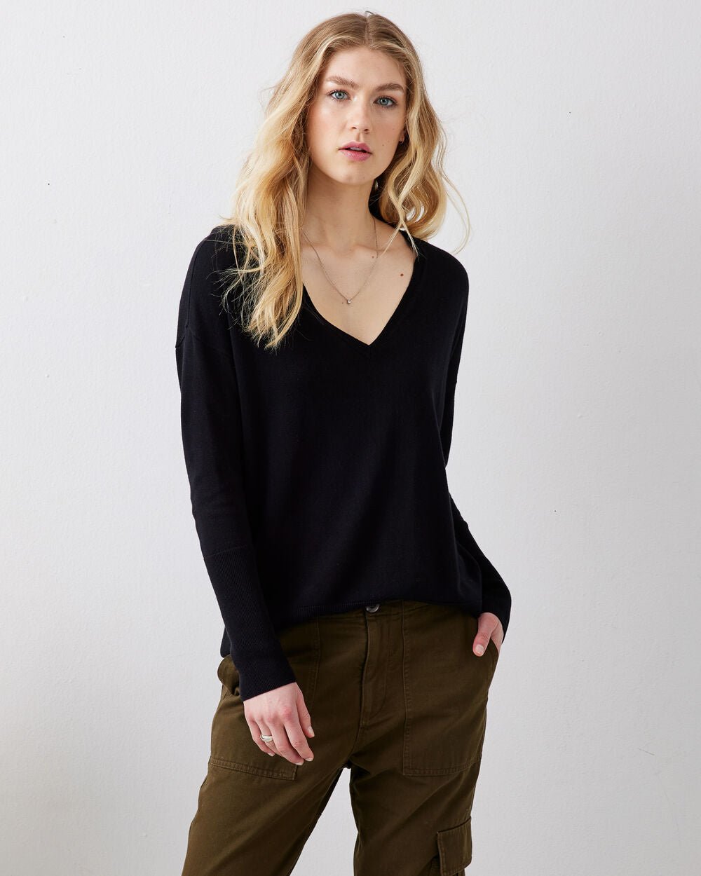 Women's V-Neck Sweaters: Sale up to −70%